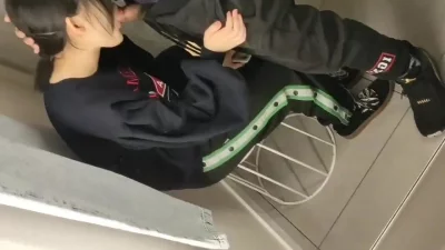 职校女友逛商场在试衣间里口交，外面喧嚣人来人往（简阶有续集）